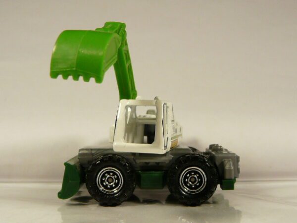 EXCAVADORA TODOTERRENO 4X4 NUEVA EN MINIATURA, SIN BLISTER. ESCALA APROXIMADA 1/64. VISTA BRAZO ELEVADO 3.