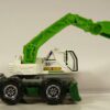 EXCAVADORA TODOTERRENO 4X4 NUEVA EN MINIATURA, SIN BLISTER. ESCALA APROXIMADA 1/64. VISTA BRAZO ELEVADO 2.