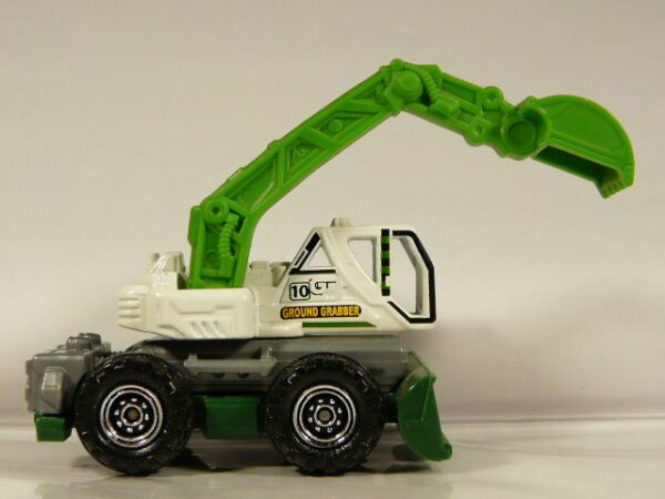 EXCAVADORA TODOTERRENO 4X4 NUEVA EN MINIATURA, SIN BLISTER. ESCALA APROXIMADA 1/64. VISTA BRAZO ELEVADO 2.
