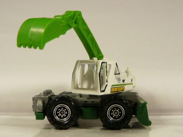 EXCAVADORA TODOTERRENO 4X4 NUEVA EN MINIATURA, SIN BLISTER. ESCALA APROXIMADA 1/64. VISTA BRAZO ELEVADO 1.