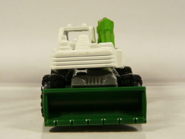 EXCAVADORA TODOTERRENO 4X4 NUEVA EN MINIATURA, SIN BLISTER. ESCALA APROXIMADA 1/64. VISTA FRONTAL.