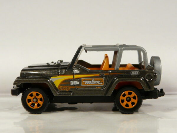 TODOTERRENO 4X4 DE SEGUNDA MANO EN MINIATURA SIN APENAS SEÑALES DE USO Y BUEN ESTADO GENERAL, SIN BLISTER. ESCALA APROXIMADA 1/64.