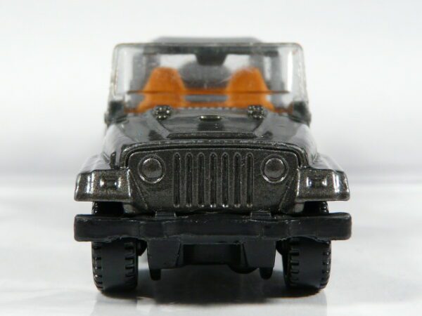 TODOTERRENO 4X4 DE SEGUNDA MANO EN MINIATURA SIN APENAS SEÑALES DE USO Y BUEN ESTADO GENERAL, SIN BLISTER. ESCALA APROXIMADA 1/64. VISTA FRONTAL.