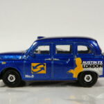 TAXI DE SEGUNDA MANO EN MINIATURA, SIN SEÑALES DE USO Y BUEN ESTADO GENERAL. SIN BLISTER Y A ESCALA APROXIMADA 1/64.