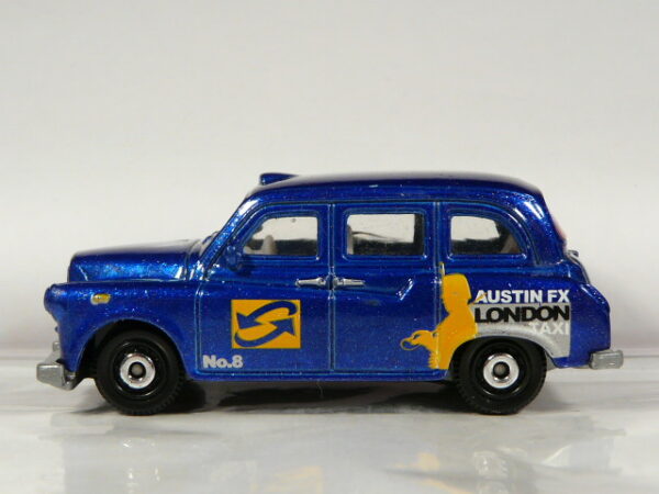 TAXI DE SEGUNDA MANO EN MINIATURA, SIN SEÑALES DE USO Y BUEN ESTADO GENERAL. SIN BLISTER Y A ESCALA APROXIMADA 1/64.