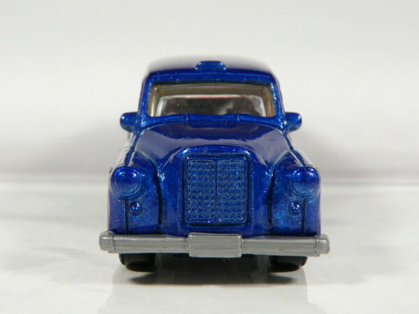 TAXI DE SEGUNDA MANO EN MINIATURA, SIN SEÑALES DE USO Y BUEN ESTADO GENERAL. SIN BLISTER Y A ESCALA APROXIMADA 1/64. VISTA FRONTAL.