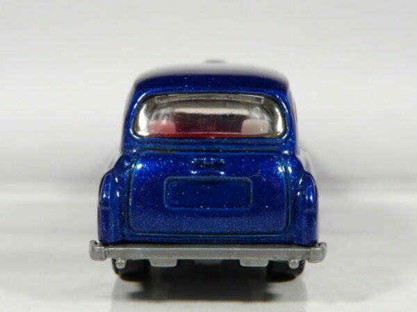 TAXI DE SEGUNDA MANO EN MINIATURA, SIN SEÑALES DE USO Y BUEN ESTADO GENERAL. SIN BLISTER Y A ESCALA APROXIMADA 1/64. VISTA TRASERA.