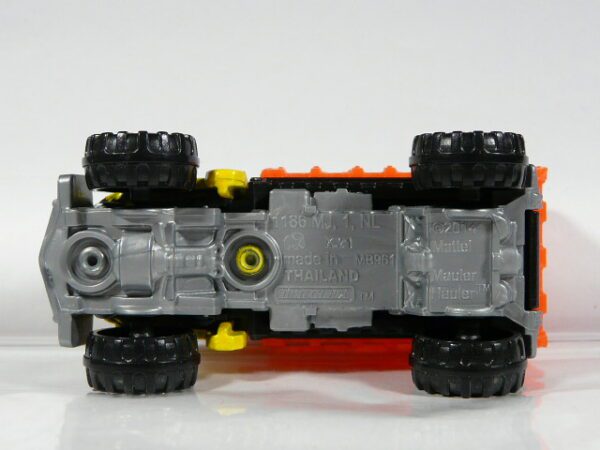 CAMION TODOTERRENO 4X4 NUEVO EN MINIATURA, SIN BLISTER. ESCALA APROXIMADA 1/64. VISTA INFERIOR.