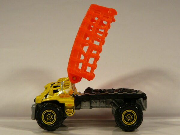 CAMION TODOTERRENO 4X4 NUEVO EN MINIATURA, SIN BLISTER. ESCALA APROXIMADA 1/64. VISTA CON JAULA ABIERTA.