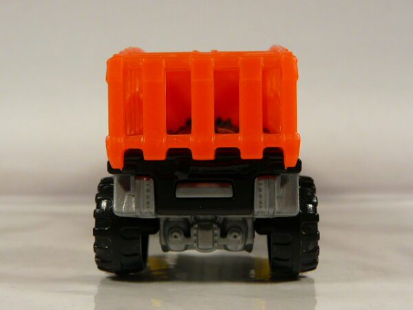 CAMION TODOTERRENO 4X4 NUEVO EN MINIATURA, SIN BLISTER. ESCALA APROXIMADA 1/64. VISTA TRASERA.