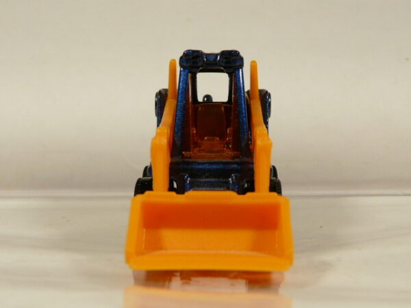 ESCABADORA DE SEGUNDA MANO EN MINIATURA SIN SEÑALES DE USO Y BUEN ESTADO GENERAL, SIN BLISTER. ESCALA APROXIMADA 1/64. VISTA FRONTAL.