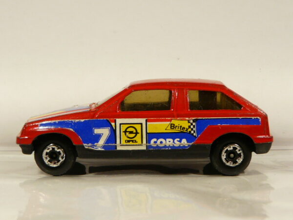 COCHE DE SEGUNDA MANO EN MINIATURA CON POCAS SEÑALES DE USO Y BUEN ESTADO GENERAL SIN BLISTER A ESCALA APROXIMADA 1/64.