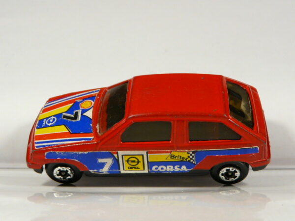 COCHE DE SEGUNDA MANO EN MINIATURA CON POCAS SEÑALES DE USO Y BUEN ESTADO GENERAL SIN BLISTER A ESCALA APROXIMADA 1/64. VISTA AEREA.