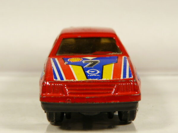COCHE DE SEGUNDA MANO EN MINIATURA CON POCAS SEÑALES DE USO Y BUEN ESTADO GENERAL SIN BLISTER A ESCALA APROXIMADA 1/64. VISTA FRONTAL.