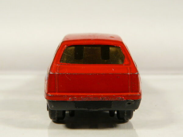 COCHE DE SEGUNDA MANO EN MINIATURA CON POCAS SEÑALES DE USO Y BUEN ESTADO GENERAL SIN BLISTER A ESCALA APROXIMADA 1/64. VISTA TRASERA.