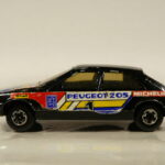COCHE DE SEGUNDA MANO EN MINIATURA CON ALGUNAS SEÑALES DE USO Y BUEN ESTADO GENERAL SIN BLISTER A ESCALA APROXIMADA 1/64.