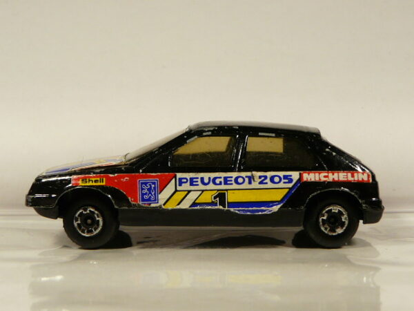 COCHE DE SEGUNDA MANO EN MINIATURA CON ALGUNAS SEÑALES DE USO Y BUEN ESTADO GENERAL SIN BLISTER A ESCALA APROXIMADA 1/64.