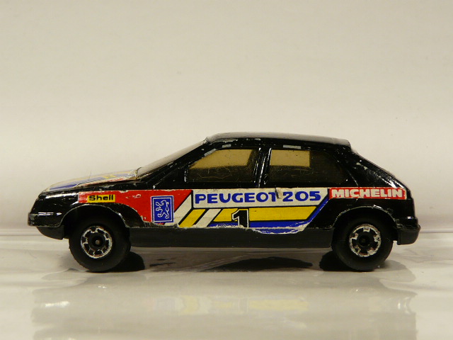 COCHE DE SEGUNDA MANO EN MINIATURA CON ALGUNAS SEÑALES DE USO Y BUEN ESTADO GENERAL SIN BLISTER A ESCALA APROXIMADA 1/64.