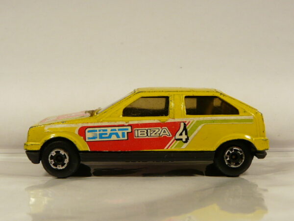 COCHE DE SEGUNDA MANO CON POCAS SEÑALES DE USO Y BUEN ESTADO GENERAL SIN BLISTER A ESCALA APROXIMADA 1/64.