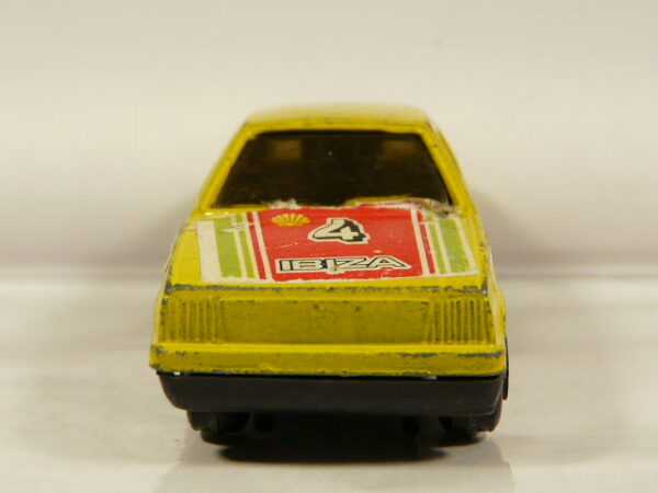COCHE DE SEGUNDA MANO CON POCAS SEÑALES DE USO Y BUEN ESTADO GENERAL SIN BLISTER A ESCALA APROXIMADA 1/64. VISTA FRONTAL.