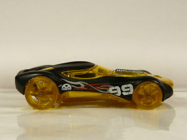 COCHE DE SEGUNDA MANO EN MINIATURA SIN  MARCAS DE USO Y BUEN ESTADO GENERAL, SIN BLISTER, A ESCALA APROXIMADA 1/64.