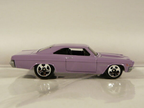 COCHE NUEVO EN MINIATURA SIN CAJA A ESCALA APROXIMADA 1/64.