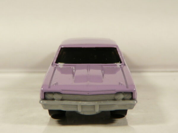 COCHE NUEVO EN MINIATURA SIN CAJA A ESCALA APROXIMADA 1/64. VISTA FRONTAL.