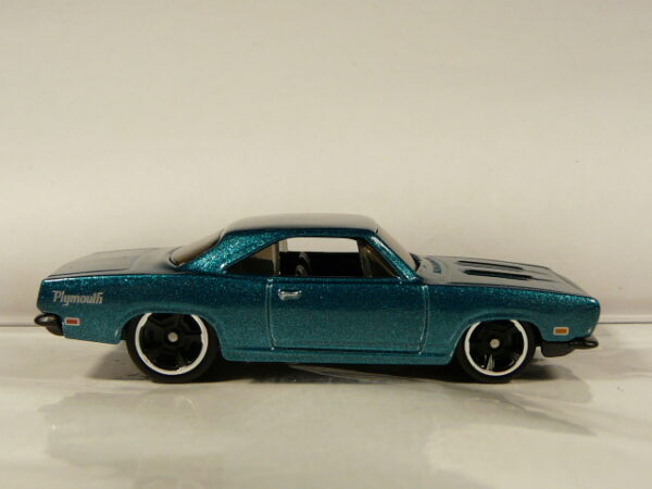 COCHE NUEVO EN MINIATURA SIN CAJA A ESCALA APROXIMADA 1/64.