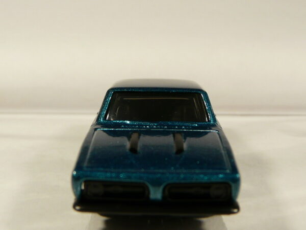 COCHE NUEVO EN MINIATURA SIN CAJA A ESCALA APROXIMADA 1/64. VISTA FRONTAL.