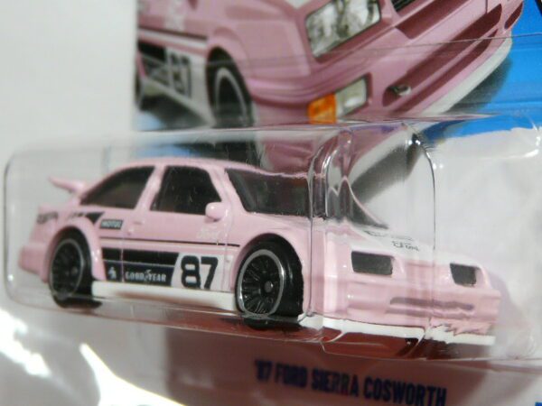 COCHE CLASICO DEPORTIVO NUEVO EN MINIATURA A ESCALA APROXIMADA 1/64. VISTA FRONTAL.