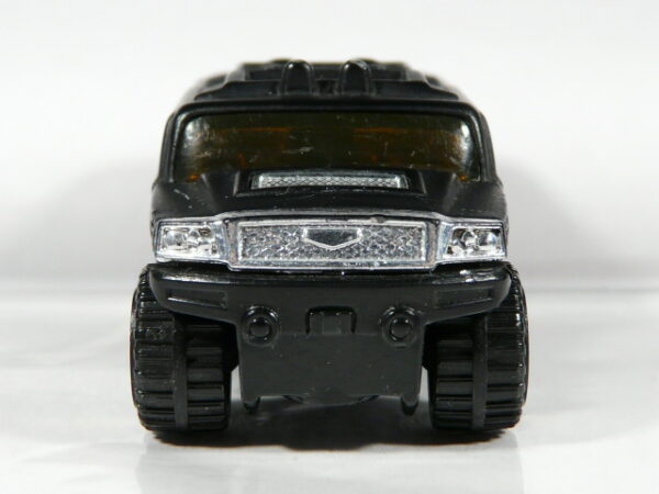 COCHE TODOTERRENO 4X4 DE SEGUNDA MANO EN MINIATURA SIN MARCAS DE USO Y BUEN ESTADO GENERAL, SIN BLISTER, A ESCALA APROXIMADA 1/64. VISTA FRONTAL.