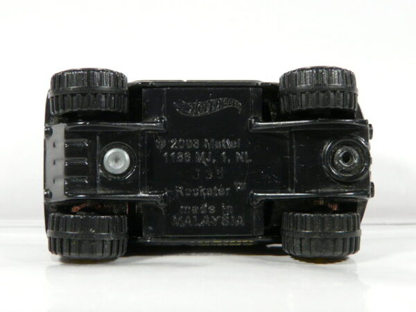 COCHE TODOTERRENO 4X4 DE SEGUNDA MANO EN MINIATURA SIN MARCAS DE USO Y BUEN ESTADO GENERAL, SIN BLISTER, A ESCALA APROXIMADA 1/64. VISTA INFERIOR.