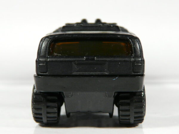 COCHE TODOTERRENO 4X4 DE SEGUNDA MANO EN MINIATURA SIN MARCAS DE USO Y BUEN ESTADO GENERAL, SIN BLISTER, A ESCALA APROXIMADA 1/64. VISTA TRASERA.