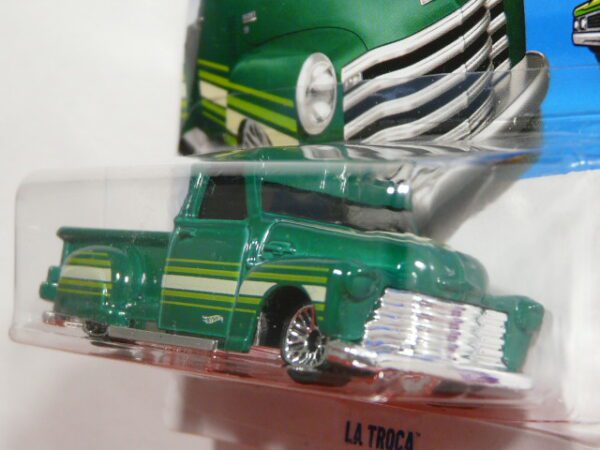 PICK UP CLASICA NUEVA EN MINIATURA A ESCALA APROXIMADA 1/64. VISTA FRONTAL.