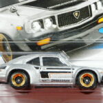 COCHE CLASICO NUEVO A ESCALA APROXIMADA 1/64.