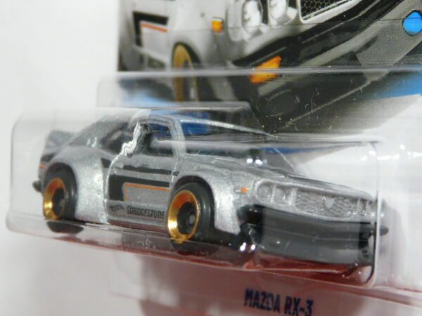 COCHE CLASICO NUEVO A ESCALA APROXIMADA 1/64. VISTA FRONTAL.