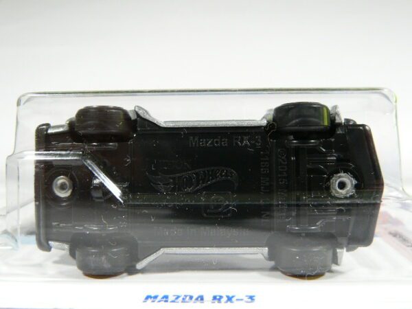 COCHE CLASICO NUEVO A ESCALA APROXIMADA 1/64. VISTA INFERIOR.