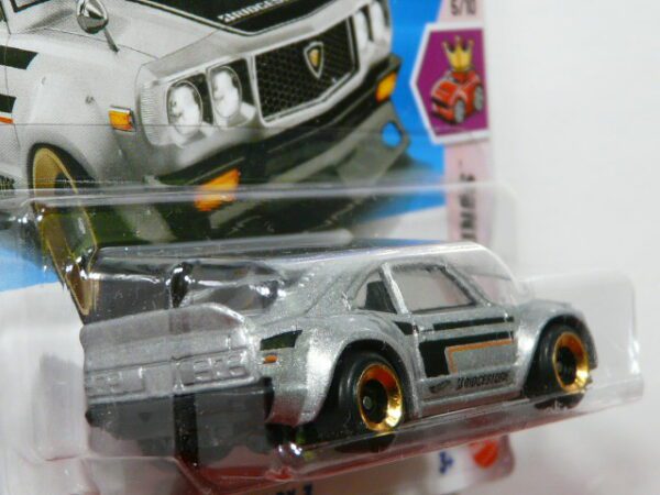 COCHE CLASICO NUEVO A ESCALA APROXIMADA 1/64. VISTA TRASERA.