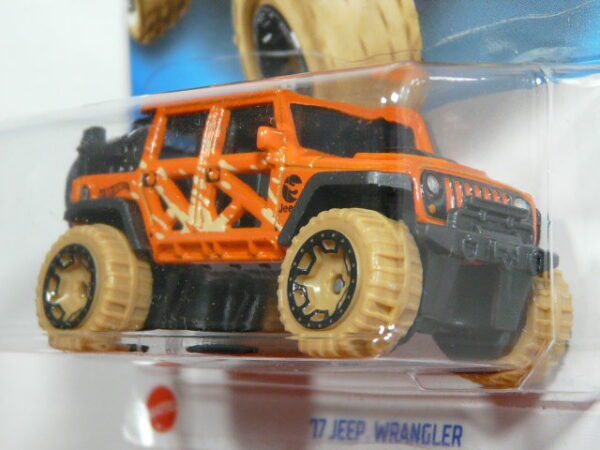 TODOTERRENO 4X4 NUEVO EN MINIATURA TH EDICION LIMITADA A ESCALA APROXIMADA 1/64. VISTA FRONTAL.