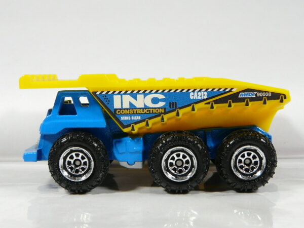 CAMION VOLQUETE TODOTERRENO NUEVO EN MINIATURA, SIN BLISTER. ESCALA APROXIMADA 1/64.