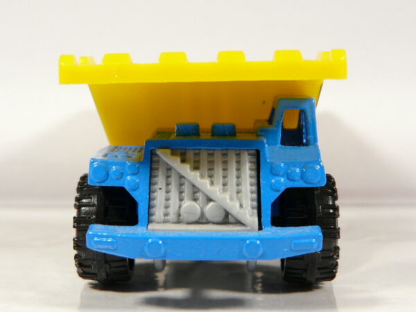 CAMION VOLQUETE TODOTERRENO NUEVO EN MINIATURA, SIN BLISTER. ESCALA APROXIMADA 1/64. VISTA FRONTAL.