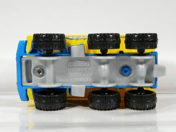 CAMION VOLQUETE TODOTERRENO NUEVO EN MINIATURA, SIN BLISTER. ESCALA APROXIMADA 1/64. VISTA INFERIOR.