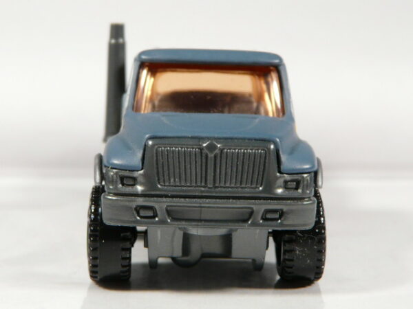 CAMION TODOTERRENO 4X4 NUEVO EN MINIATURA, SIN BLISTER. ESCALA APROXIMADA 1/64. VISTA FRONTAL.