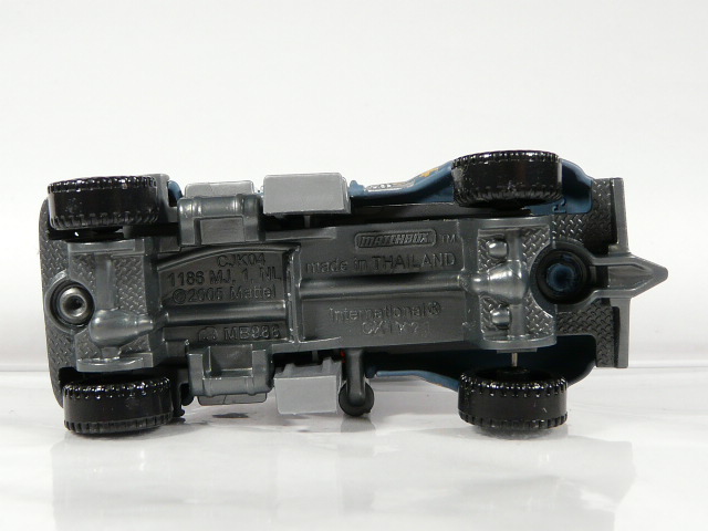 CAMION TODOTERRENO 4X4 NUEVO EN MINIATURA, SIN BLISTER. ESCALA APROXIMADA 1/64. VISTA INFERIOR.