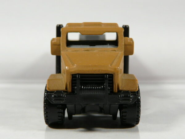 CAMION TODOTERRENO 4X4 EN MINIATURA, SIN SEÑALES DE USO Y BUEN ESTADO GENERAL VISTA FRONTAL.