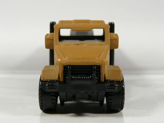 CAMION TODOTERRENO 4X4 EN MINIATURA, SIN SEÑALES DE USO Y BUEN ESTADO GENERAL VISTA FRONTAL.