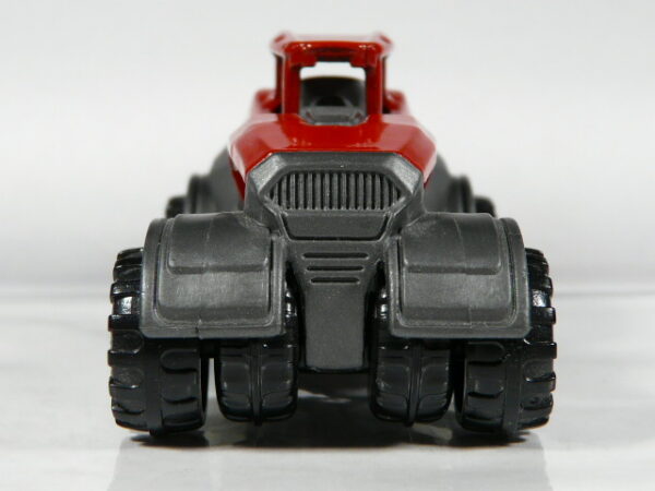 TRACTOR NUEVO EN MINIATURA, SIN BLISTER. ESCALA APROXIMADA 1/64. VISTA FRONTAL.