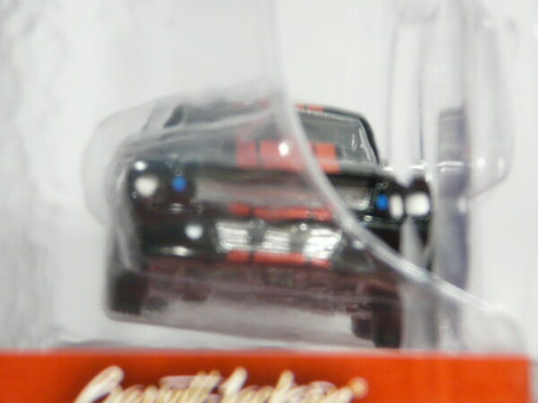 COCHE CLASICO NUEVO EN MINIATURA A ESCALA APROXIMADA 1/64 EN SERIE LIMITADA. VISTA FRONTAL.