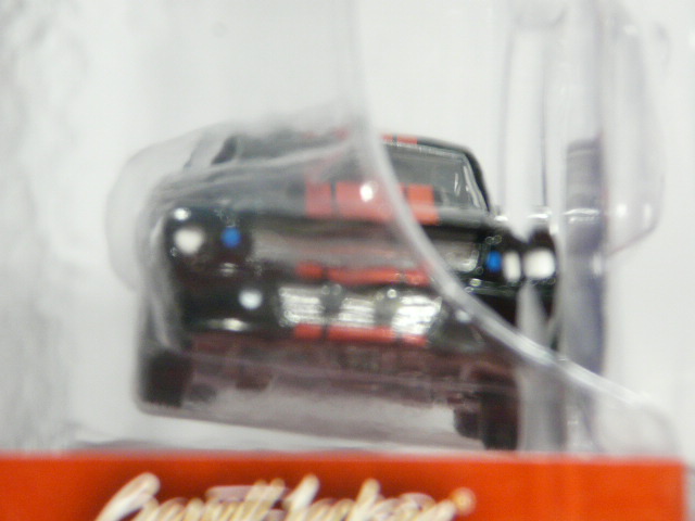 COCHE CLASICO NUEVO EN MINIATURA A ESCALA APROXIMADA 1/64 EN SERIE LIMITADA. VISTA FRONTAL.