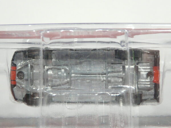 COCHE CLASICO NUEVO EN MINIATURA A ESCALA APROXIMADA 1/64 EN SERIE LIMITADA. VISTA INFERIOR.